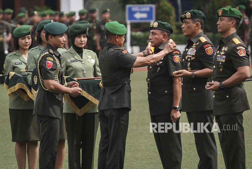 Kepala Staf TNI Angkatan Darat (KSAD) Jenderal TNI Mulyono (keempat kanan).