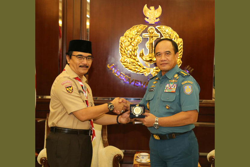 Kepala Staf TNI Angkatan Laut Ade Supandi berjabat tangan dengan ketua Pramuka Adhyaksa Dault