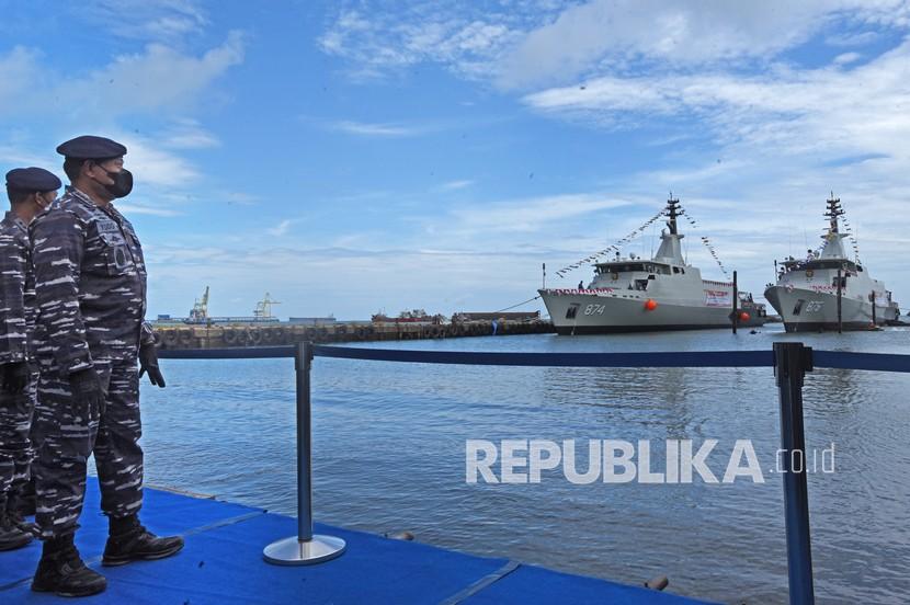 Kepala Staf TNI Angkatan Laut (KSAL) Laksamana TNI Yudo Margono (kanan) melihat dua kapal perang buatan dalam negeri di galangan kapal PT CMS, Puloampel, Serang, Banten, Senin (21/3/2022). KSAL Laksamana TNI Yudo Margono meresmikan pengoperasian KRI Dorang-874 dan KRI Bawal-875 yang dilengkapi meriam 40 mm dan mampu mengangkut 46 personel dengan kecepatan maksimum 24 knot.