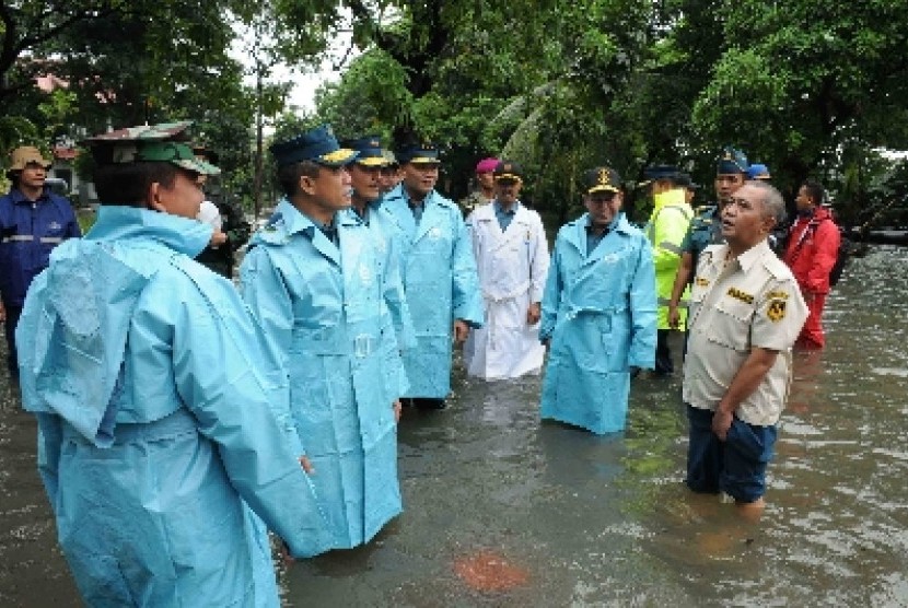   Kepala Staf TNI Angkatan Laut Laksamana Ade Supandi (dua kiri).