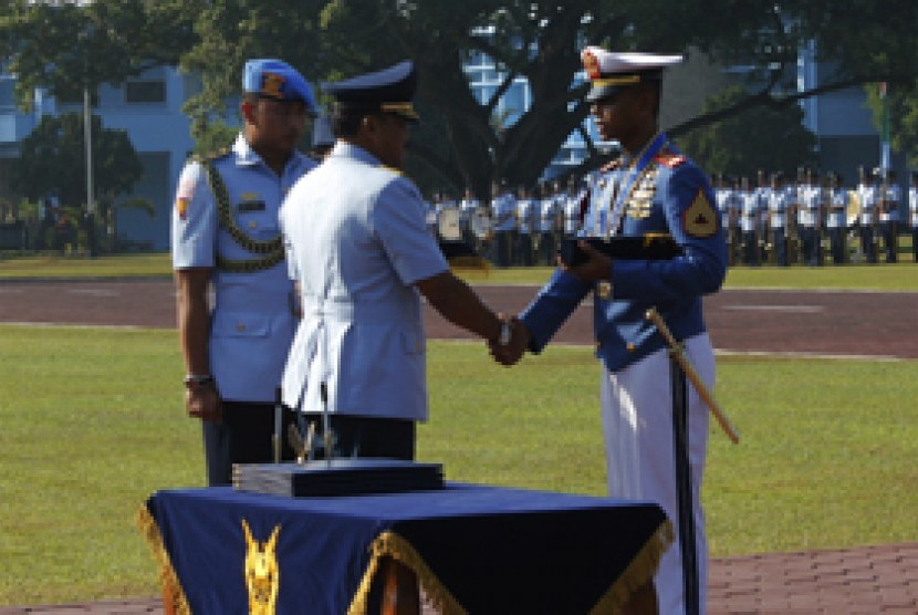 Kepala Staf TNI Angkatan Udara (KSAU) Marsekal TNI Imam Sufaat pada upacara penutupan pendidikan dan penyumpahan prajurit karbol Akademi Angkatan Udara (AAU) tingkat IV masukan 2008 di Lapangan Dirgantara AAU Yogyakarta, Kamis.