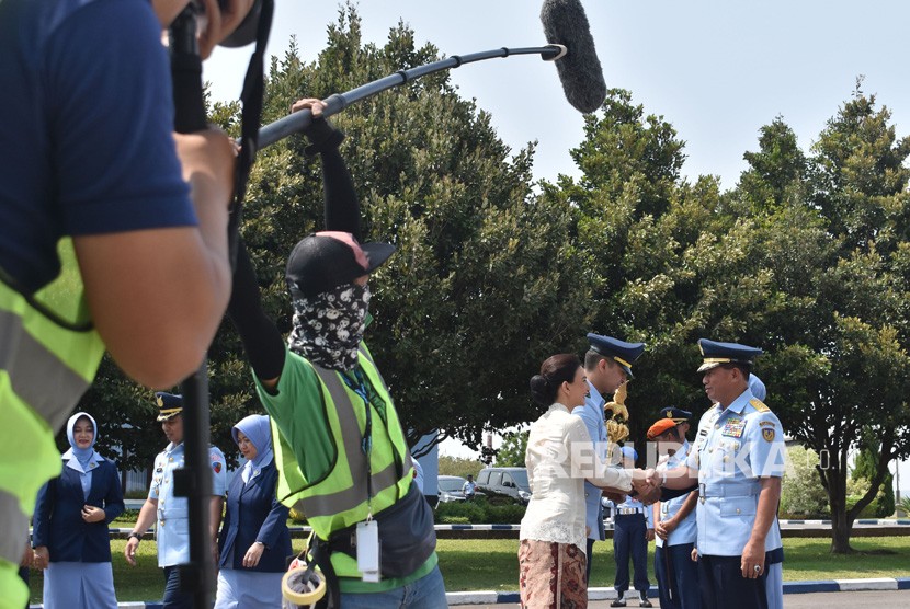 Kepala Staf TNI Angkatan Udara (KSAU) Marsekal TNI Yuyu Sutisna (kanan) memerankan KSAU saat pengambilan gambar film berjudul Serigala Langit di Lanud Iswahjudi, Magetan, Jawa Timur, Kamis (21/11/2019). Syuting film tersebut dilakukan di empat lanud.