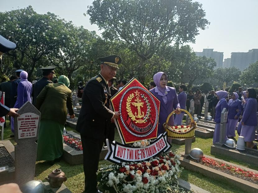 Kepala Staf Umum (Kasum) TNI Letjen Bambang Ismawan di makam BJ Habibie, Rabu (4/10/2023).