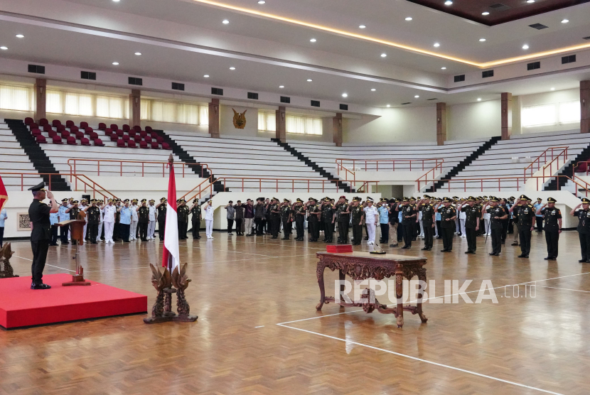 Kepala Staf Umum (Kasum) TNI Letjen Richard Taruli Horja Tampubolon mewakili Panglima TNI Jenderal Agus Subiyanto menerima laporan korps kenaikan pangkat 97 perwira tinggi (pati) TNI.