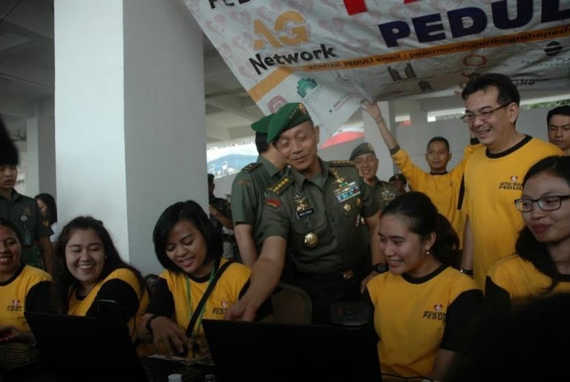 Kepala Staff Angkatan Darat (KSAD) Jenderal TNI Mulyono meninjau kegiatan bazaar AGP, Senin (27/6).