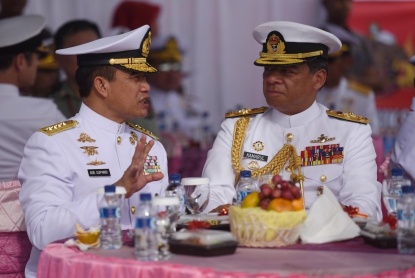 Indonesian Naval Chief of Staff Admiral Ade Supandi (left)