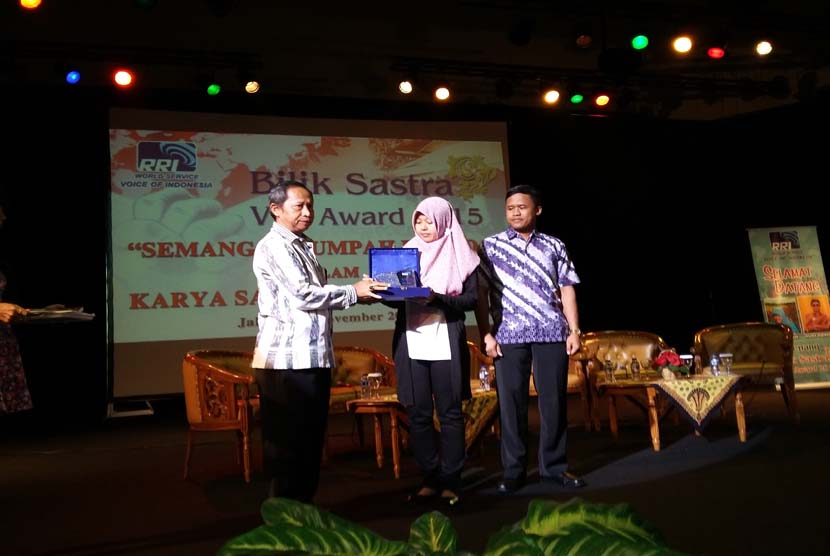 Kepala Stasiun Luar Negeri LPP RRI Eddy Sukmana menyerahkan penghargaan Bilik Sastra Award 2015 kepada pemenang pertama, Susana Nisa, disaksikan pemenang kedua, Agus Purwanto, di Jakarta, Ahad (1/11).