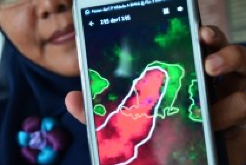 Kepala Stasiun Meteorologi Selaparang Catur Winarti menunjukkan sebaran abu vulkanik erupsi Gunung Barujari melalui telepon selular saat memantau aktivitas gunung di Pusat Vulkanologi dan Mitigasi Bencana Geologi (PVMBG) Pos Pengamatan Gunung Rinjani di Se