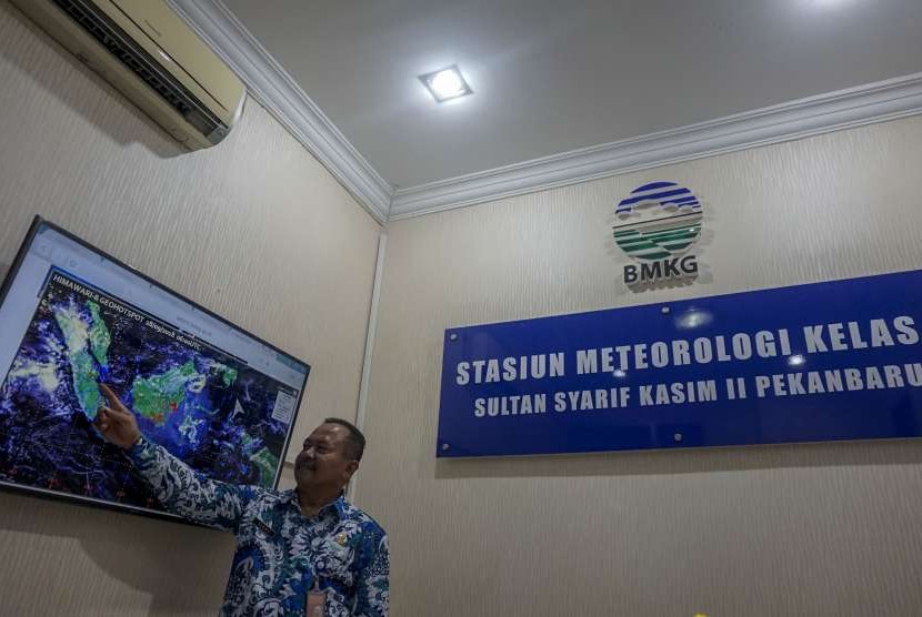 Kepala Stasiun Meteorologi SSK II Pekanbaru Sukisno memperlihatkan titik panas yang tersebar di pulau Sumatera di kantor BMKG Pekanbaru, Riau, Jumat (28/9).