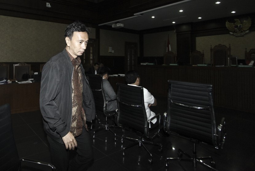 Kepala Sub Auditorat III Auditorat Keuangan Negara BPK Ali Sadli selaku terdakwa berjalan untuk menjalani sidang lanjutan di Pengadilan Tipikor, Jakarta, Senin (8/1). 