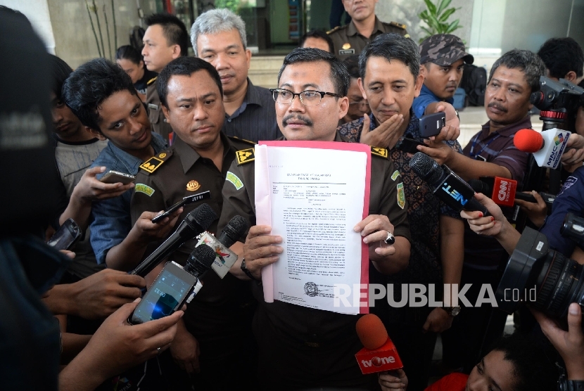 Kepala Subdirektorat Penyidik Tindak Pidana Korupsi Kejaksaan Agung, Yulianto didampingi sejumlah jaksa lainya saat akan melaporkan Hary Tanoesoedibjo ke Bareskrim Polri, Kamis (27/1). (Republika/Yasin Habibi)