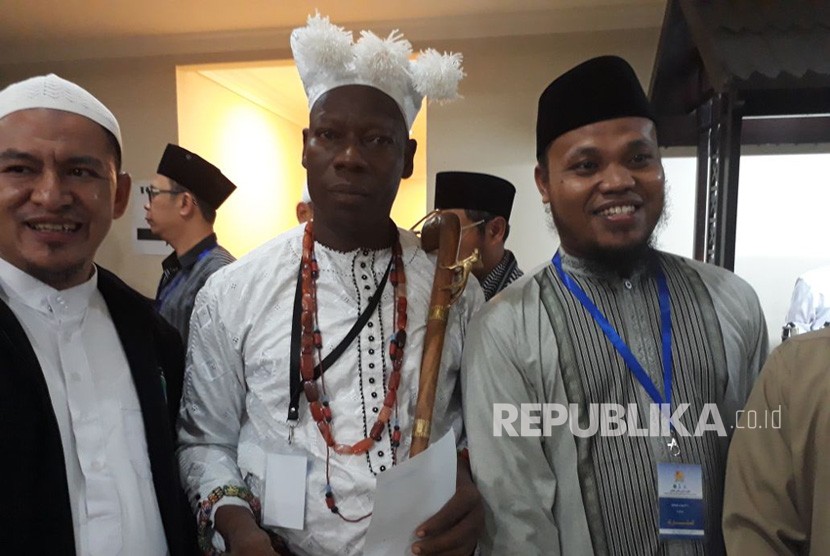 Kepala Suku Afrika yang menjadi mualaf, Toyigbe Zola, saat meghadiri acara pertemuan Dai dan Ulama Internasional ke-5 di Hotel Grand Cempaka, Jakarta, Rabu (4/7). 