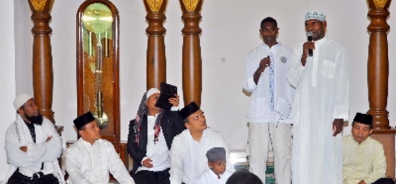 Kepala Suku Asmat Papua, Umar Abdul Kayimter (kanan), memberikan sambutan usai menjadi mualaf di Masjid Darussalam, Jatibening, Bekasi, Jawa Barat, Ahad (19/2).
