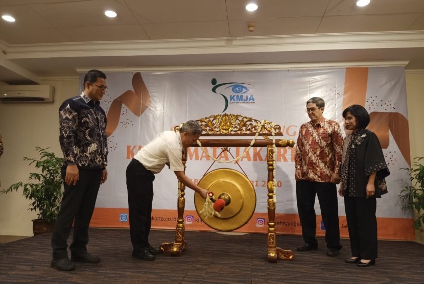 Kepala Suku Dinas Kesehatan Jakarta Selatan, dr Muhammad Helmi, MM memukul gong tanda diresmikannya Klinik Mata Jakarta Aini (KMJA) di Rumah Sakit Jakarta, Rabu (22/1).