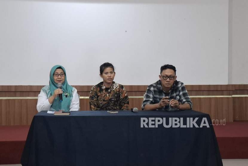Kepala TBY, Purwiati (kiri) bersama narasumber Elyandra Widharta (kanan) menyampaikan kegiatan Linimasa Parade Teater TBY 2025 di TBY.
