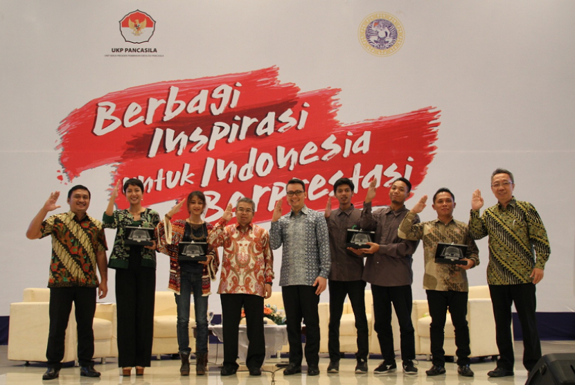 Kepala UKP Pancasila Yudi Latif (tengah), petinggi PT Astra International, bersama tim Robotik UMM (ketiga dari kanan), serta para pemuda berprestasi lainnya dalam acara di Unair, belum lama ini.