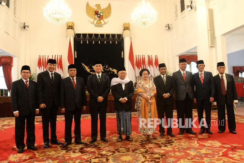 Kepala Unit Kerja Presiden bidang Pembinaan Ideologi Pancasila (UKP-PIP) Yudi Latif (kiri) saat pelantikan sebagai UKP-PIP di Istana Negara, Jakarta, setahun silam. (ilustrasi).