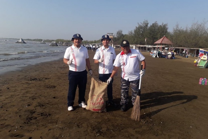 Kepala UPP Indramayu, Kant Dicky (tengah) terjun langsung dalam kegiatan bersih laut dan pantai di Karangsong, Indramayu.