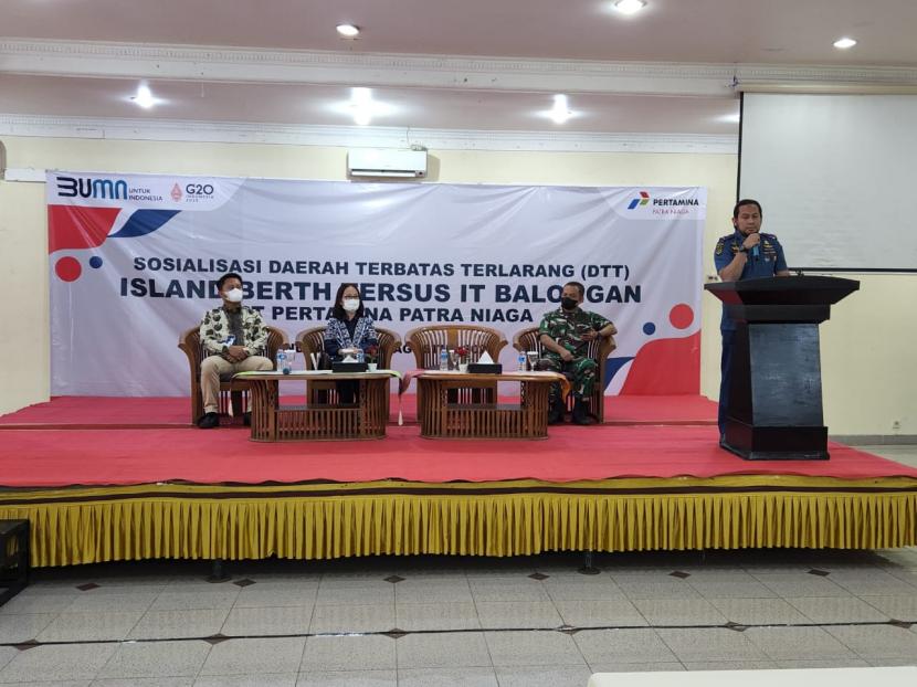 Kepala UPP Syahbandar Indramayu Capt Oka Harry Putranto memberikan materi sosialisasi kepada tokoh masyarakat dan asosiasi nelayan, terkait Daerah Terbatas & Terlarang (DTT).