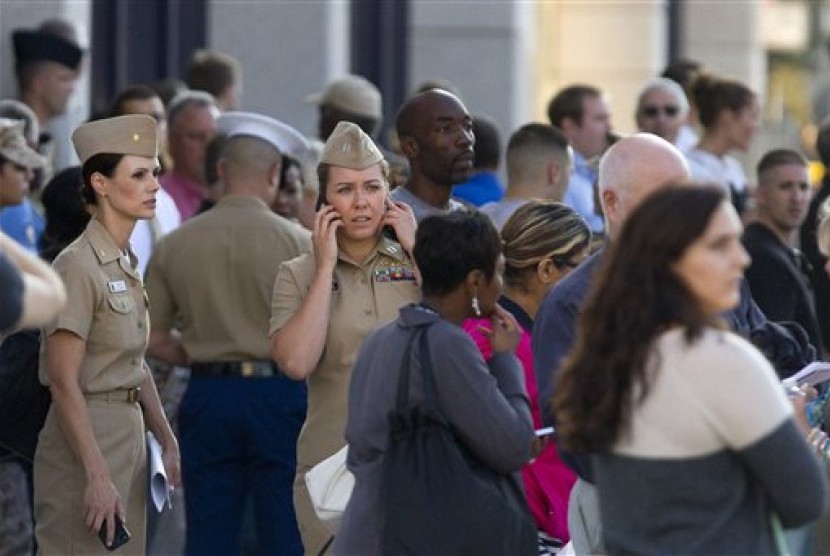 Kepanikan terjadi sesaat setelah terjadi penembakan di kompleks Angkatan Laut AS di Washington