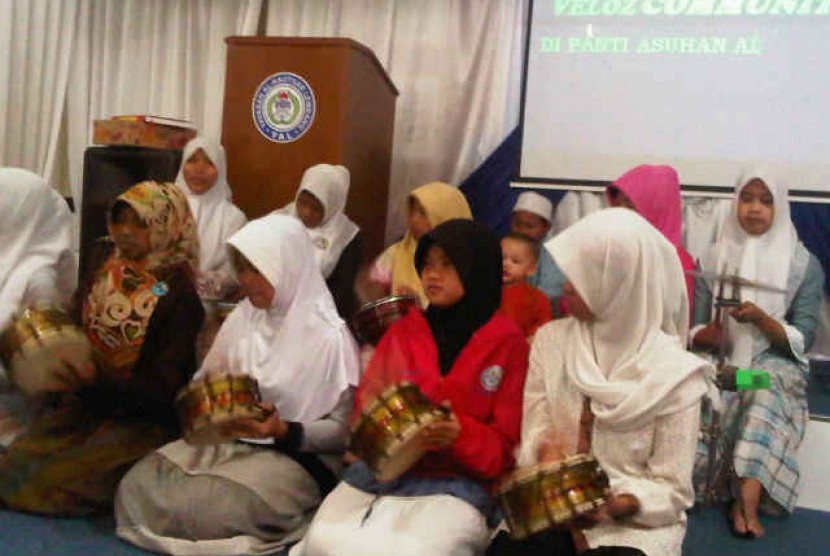 Kepiawaian adik-adik penghuni Panti Asuhan Al-Kautsar dalam memainkan rampak rebana.