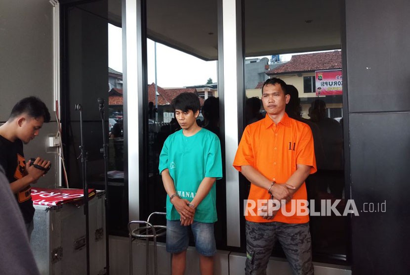 Kepolisan Resor Metro Bekasi Kota Jawa Barat, menangkap dua pelaku penjual dan peracik miras oplosan yang diduga menyebabkan tujuh pemuda tewas seusai pesta miras oplosan. Kamis (4/5).