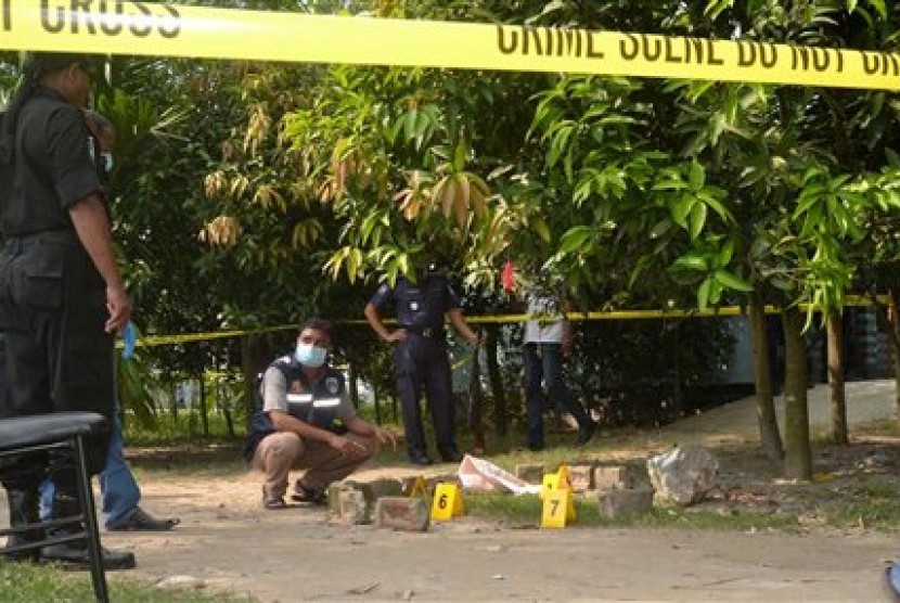 Kepolisian Bangladesh memeriksa lokasi penembakan warga Jepang di Dhaka yang diklaim dilakukan oleh ISIS, Sabtu (3/10).