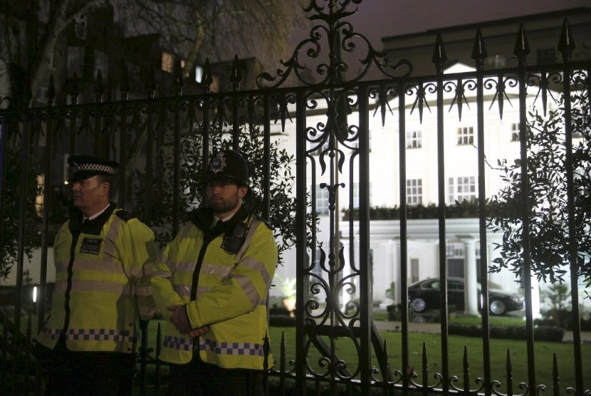 Kepolisian berjaga di luar Kedutaan Besar Arab Saudi di London, Inggris, Sabtu (2/1).