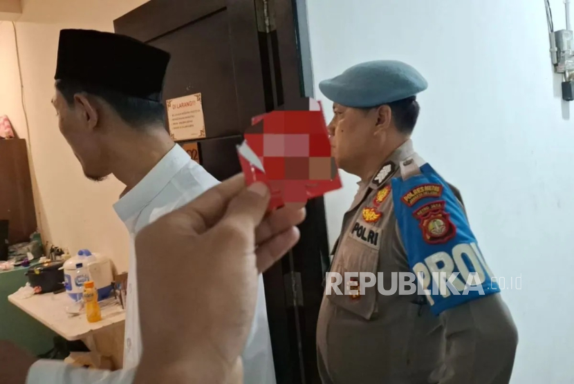 Kepolisian bersama masyarakat menggerebek indekos yang dipakai sebagai sarang prostitusi daring di Ulujami, Pesanggrahan, Jakarta Selatan, Kamis (26/12/2024).