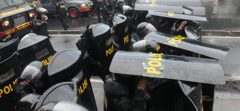 Kepolisian bersiap memukul mundur demosntran saat kericuhan terjadi saat demosntrasi berbagai elemen mahasiswa menolak kenaikan harga bahan bakar minyak (BBM) di Gambir, Jakarta, Selasa (27/3). (Republika/Aditya Pradana Putra)