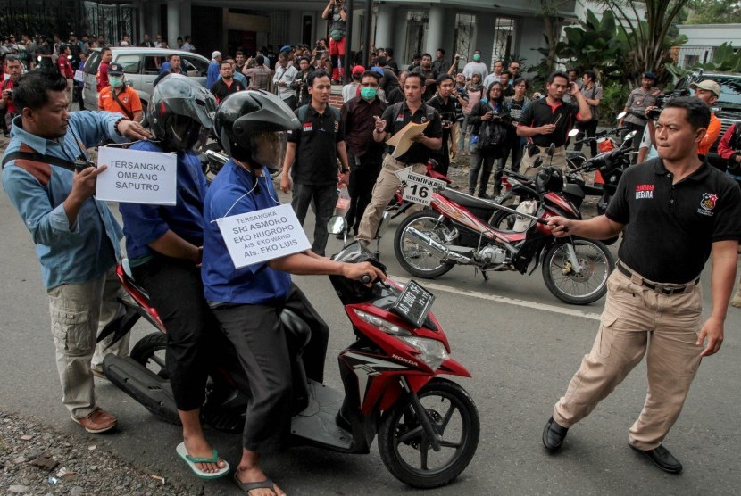 Kepolisian Daerah Jawa Tengah menggelar rekonstruksi kasus pengrusakan dan penganiayaan di Social Kitchen, Banjarsari, Solo pada Rabu (11/1) siang.