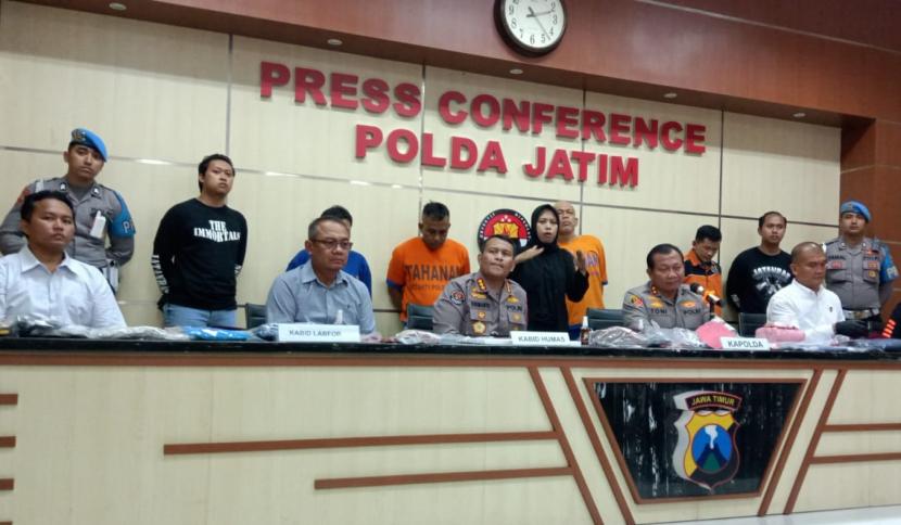 Kepolisian Daerah Jawa Timur menangkap tiga dari lima tersangka pencurian di rumah dinas Wali Kota Blitar pada 12 Desember 2022