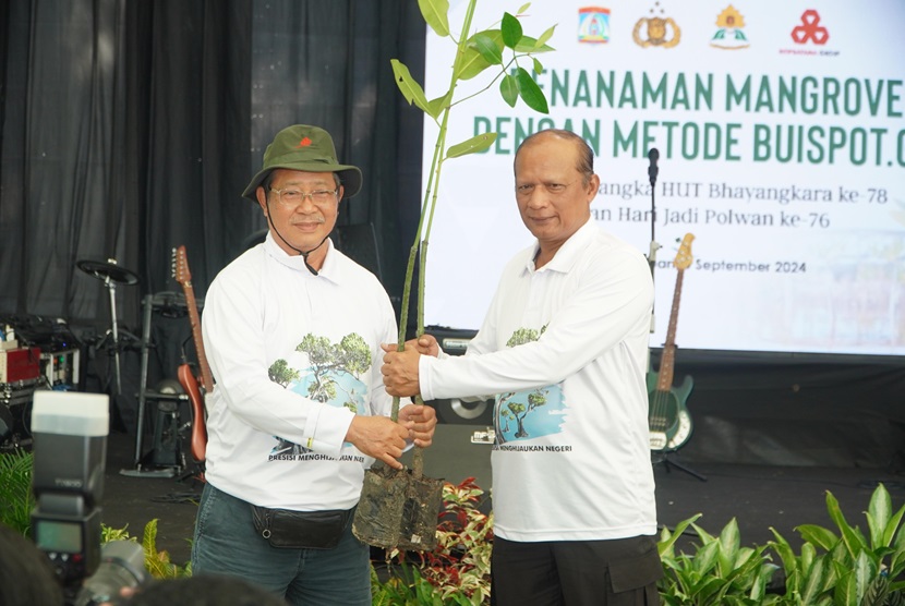 Kepolisian Daerah Kalimantan Timur (Polda Kaltim) bersama dengan Intipratama Group berkolaborasi dalam program penanaman mangrove di kawasan Pantai SPN, Stalkuda, Kota Balikpapan, Selasa (3/9/2024) pagi.