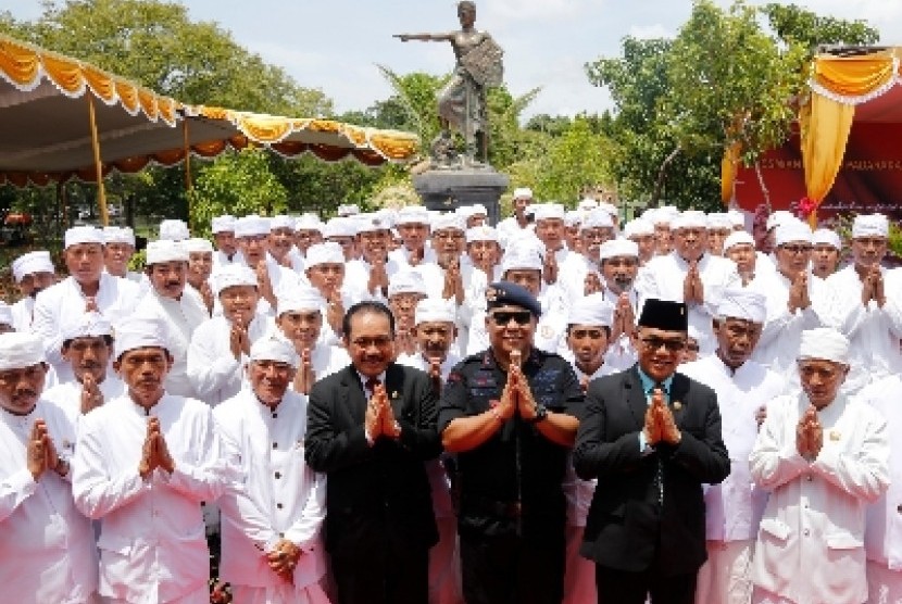 Kepolisian Daerah (Polda) Bali meresmikan patung Padarakan Rumeksa Gardapati di depan Monumen Perjuangan Rakyat Bali Bajra Sandhi, Renon, Denpasar, dalam rangka memperingati Hari Pahlawan, Sabtu (10/11). Patung ini merupakan simbol perlawanan masyarakat Bali terhadap narkotika dan aksi premanisme yang selama dua dekade terakhir meraja lela di Pulau Dewata.