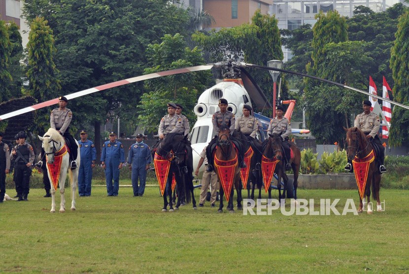 Kepolisian Daerah (Polda) Jawa Tengah menggelar apel Operasi Mantap Praja Candi 2018, guna mengamankan seluruh tahapan pemilihan gubernur (pilgub) Jawa Tengah dan pelaksanaan pemilihan kepala daerah (pilkada) serentak 2018, di lapangan Pancasila, Simpanglima, Semarang, Jawa Tengah, Jumat (5/1).