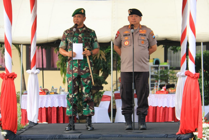 Kepolisian Daerah (Polda) Jawa Timur bersama Komando Daerah Militer (Kodam) V/ Brawijaya memggelar apel sinergitas TNI-Polri daerah Jawa Timur di Mako Brimob subden 2 A Tandes, Surabaya, Selasa (3/10). Apel tersebut dihadiri oleh Kapolda Jatim Irjenpol Luki Hermawan bersama Pangdam V/ Brawijaya Mayjend TNI Arif Rachman.