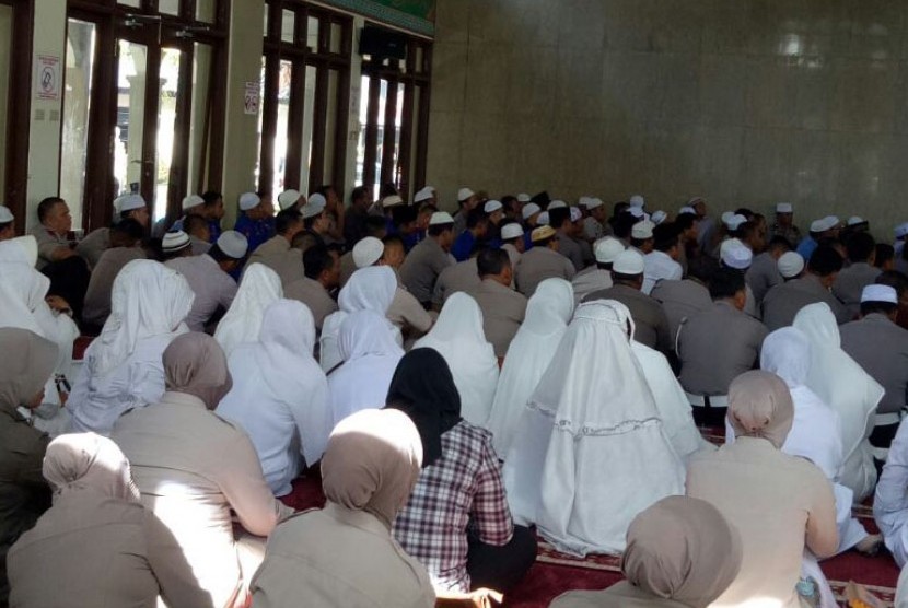 Kepolisian Daerah Riau mengikuti Polisi Bertabligh yang merupakan kerjasama Yayasan Alisya Nurul Baqi dan Mabes Polri.