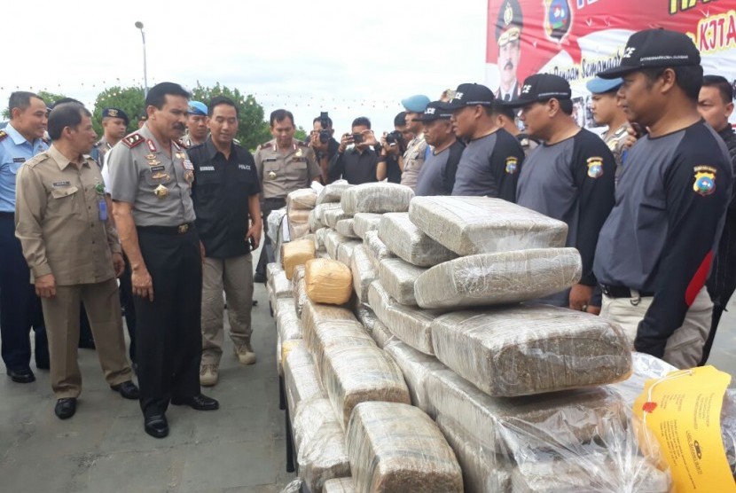 Kepolisian Daerah Sumatra Barat melakukan pemusnahan barang bukti ganja, sabu, dan ekstasi di Pantai Muaro Lasak Padang, Selasa (15/8).