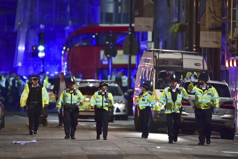Kepolisian Inggris menangani insiden van yang menabrakkan kendaraan ke jalur pejalan kaki dekat Jembatan London dan melukai sejumah orang.