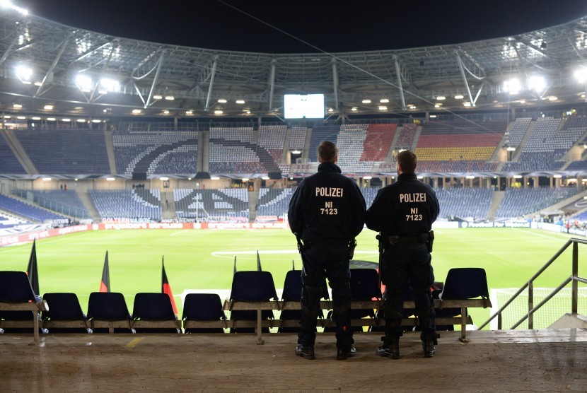 Kepolisian Jerman menyisir HDI Arena, Hannover usai ditemukan benda mencurigakan pada laga persahabatan Jerman kontra Belanda. 