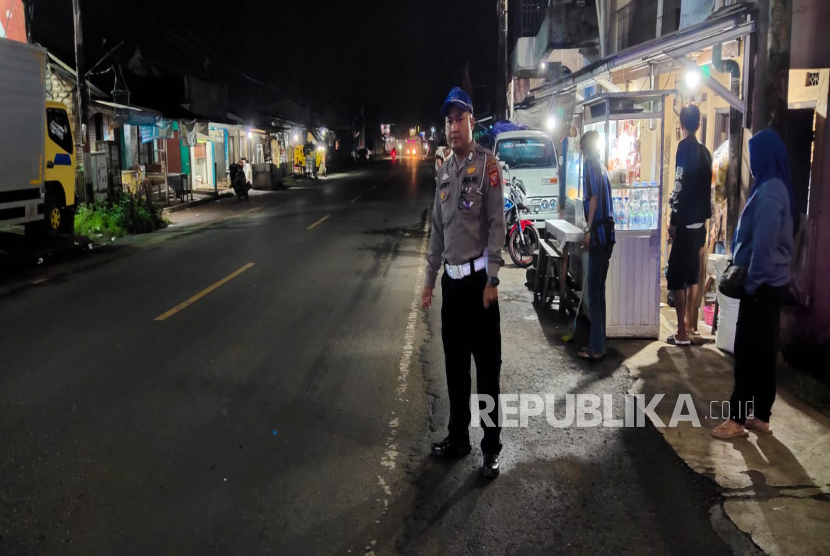 Kepolisian Melakukan olah TKP Kecelakaan yang Menewaskan Pelajar di Jalan Raya Purwakarta, Kampung Warungjati, RT 02/10, Desa Ciptagumati, Kecamatan Cikalongwetan, Kabupaten Bandung Barat.