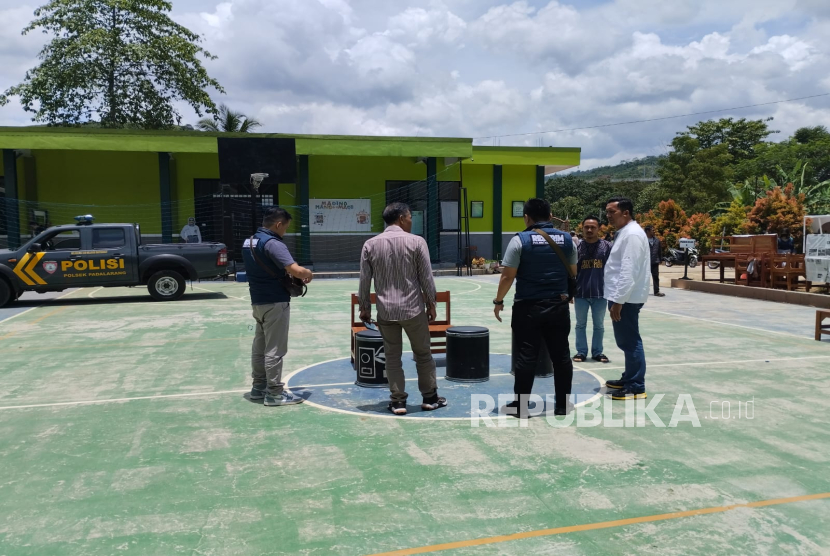 Kepolisian Melakukan Pengecekan di Salah Satu SMK di Padalarang, Kabupaten Bandung Barat (KBB). Siswa di Sekolah Tersebut Tewas Saat Peragakan Adegan Bunuh Diri dalam Sebuah Pentas Seni.