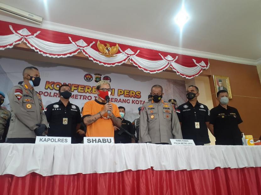 Kepolisian menampilkan komika Reza Pardede alias Coki Pardede (kedua dari kiri) dalam konferensi pers di Mapolres Metro Tangerang Kota, Sabtu (4/ 9). Kepolisian menetapkan Coki sebagai tersangka kasus penyalahgunaan narkotika.