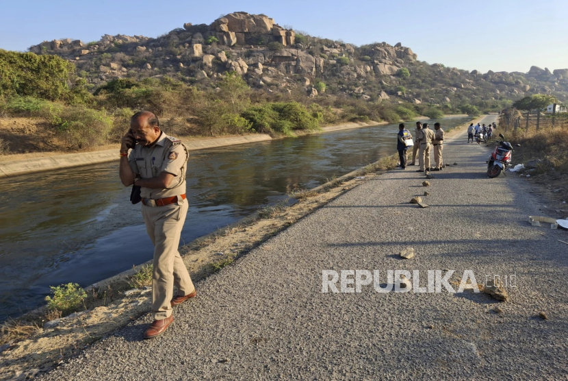 Kepolisian meninjau TKP pemerkosaan di kota Koppal, negara bagian Karnataka selatan, India