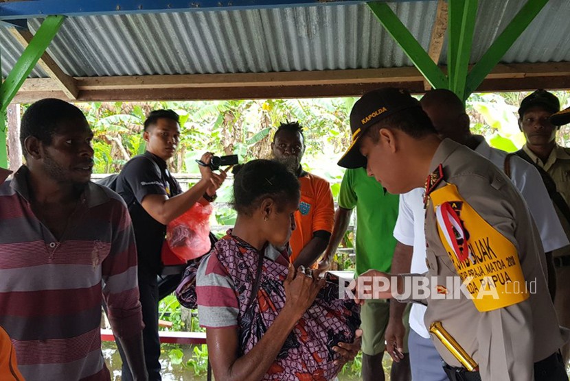 Kepolisian menyusuri korban-korban penyakit Campak di Kabupaten Asmat, Papua. Kemenkes mencatat rendahnya imunisasi sebabkan campak di Papua mencapai 397 kasus.