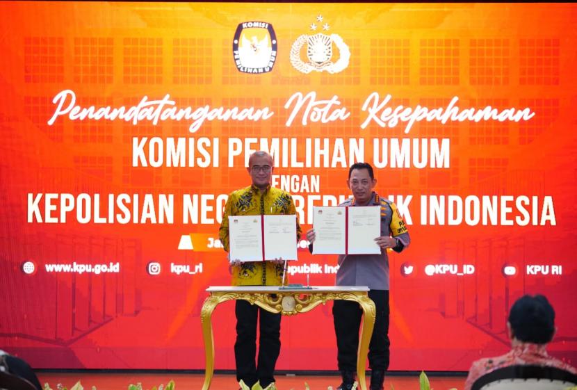 Kepolisian Negara Republik Indonesia (Polri) dan Komisi Pemilihan Umum (KPU RI) menandatangani nota kesepahaman terkait dengan sinergisitas pelaksanaan tugas dan fungsi dalam penyelenggaraan Pemilu dan pemilihan serentak tahun 2024. 