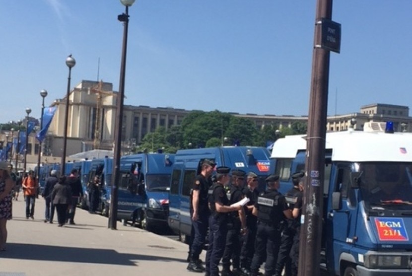 Kepolisian Paris menjaga ketat keamanan di sekitar Menara Eiffel jelang Piala Eropa 2016