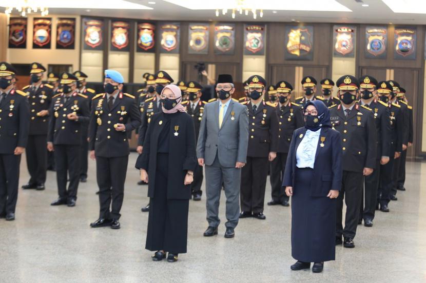 Kepolisian Republik Indonesia memberikan Anugerah Bintang Bhayangkara Pratama kepada Direktur Jenderal Bea dan Cukai, Askolani. 