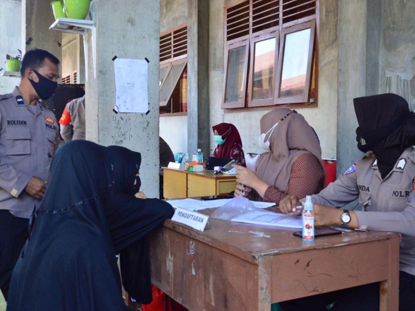 Kepolisian Resor Aceh Besar memfasilitasi kegiatan vaksinasi untuk kalangan santri dan guru Dayah Insan Qurani Aceh (IQ) Besar, Sabtu (18/9/2021). Puluhan santri dayah setempat mengikuti vaksin dosis pertama di komplek Dayah IQ, Gampong Aneuk Batee Kecamatan Suka Makmur Aceh Besar.