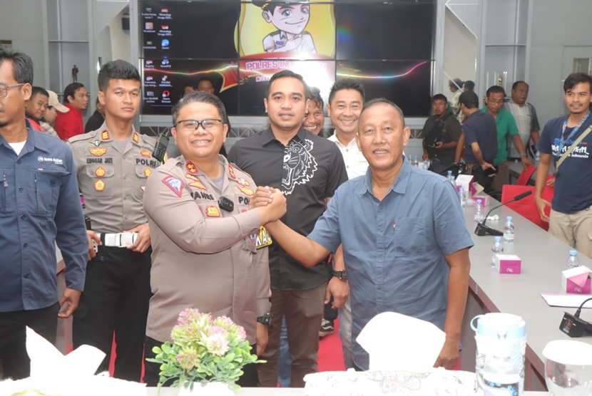 Kepolisian Resor Indramayu jajaran Polda Jabar menggelar konferensi pers akhir tahun 2023, di Aula Patria Tama Mako Polres Indramayu, Jumat (29/12/2023). Dalam kesempatan itu, Kapolres Indramayu, AKBP M Fahri Siregar, memaparkan sejumlah pencapaian selama setahun terakhir.